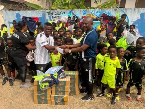 Coach Akwesi Appiah donates to Awudu Issaka Football Academy