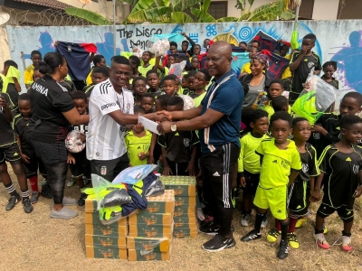 Coach Akwesi Appiah donates to Awudu Issaka Football Academy