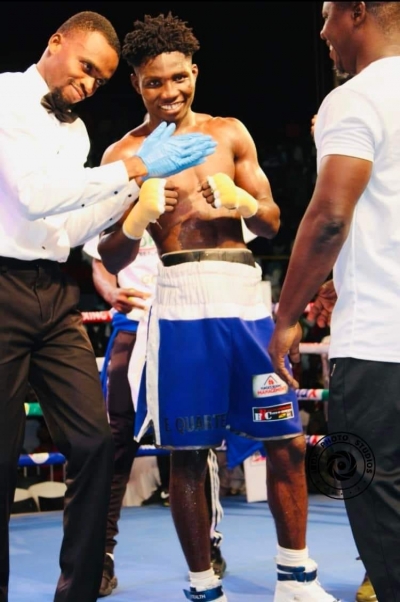 Bronx&rsquo;s Emmanuel Quartey get applause from referee and officials after defeating Jerry Lartey of GAF