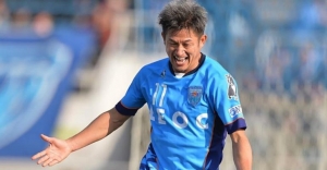 53-year-old Japanese striker signs contract extension with Yokohama
