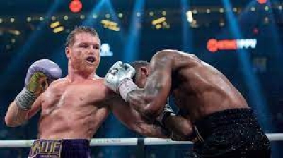 Saul 'Canelo' Alvarez beats Jermell Charlo to defend super-middleweight titles