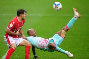 Andre Ayew picks MOTM plaque as Swansea beat Nottingham Forrest