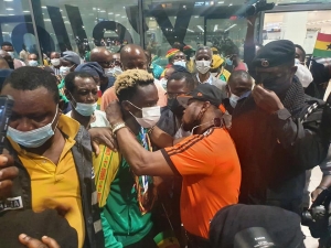 Samuel Takyi gets gold necklace from Coach Ampofo